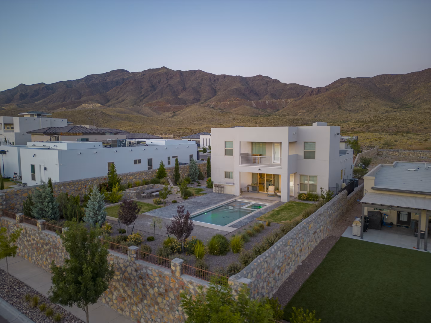 Twilight Drive Contemporary Landscape — GO DESIGNS El Paso, photo 3