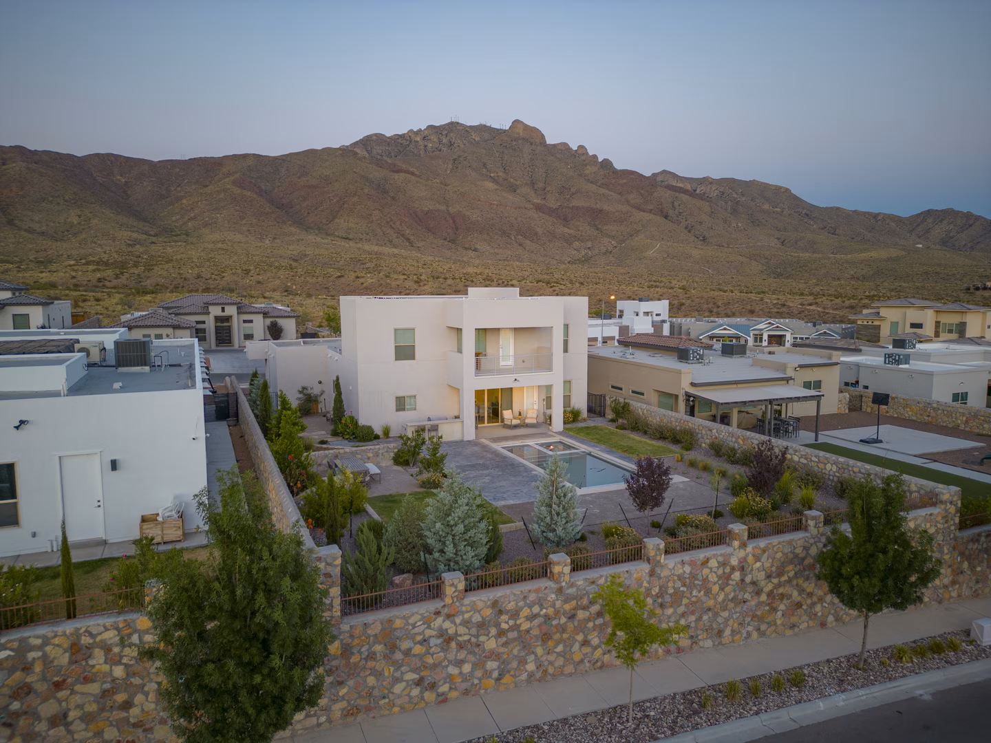 Twilight Drive Contemporary Landscape — GO DESIGNS El Paso, photo 4